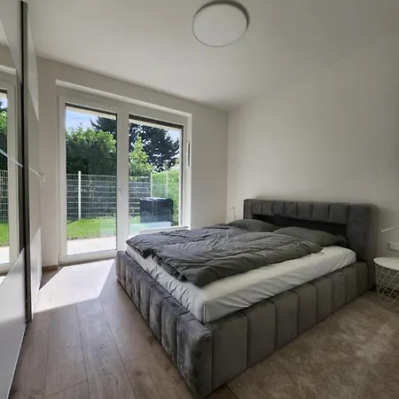 Ba With Free Garage Parking, Huge Outside Area Appartamento Bratislava